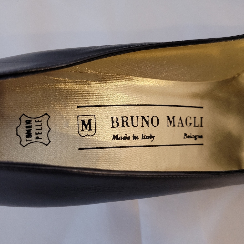 Vintage silvery Navy Bruno Magli Size 8 AAA Navy Leather Heels - Picture 4 of 5